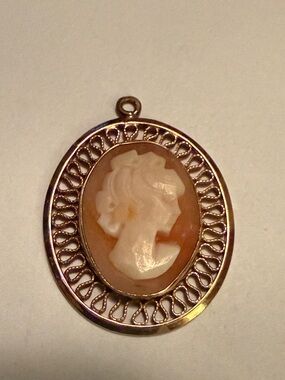 Vintage Winard carved shell Cameo Pendant in Peach and Cream 14k gold filled